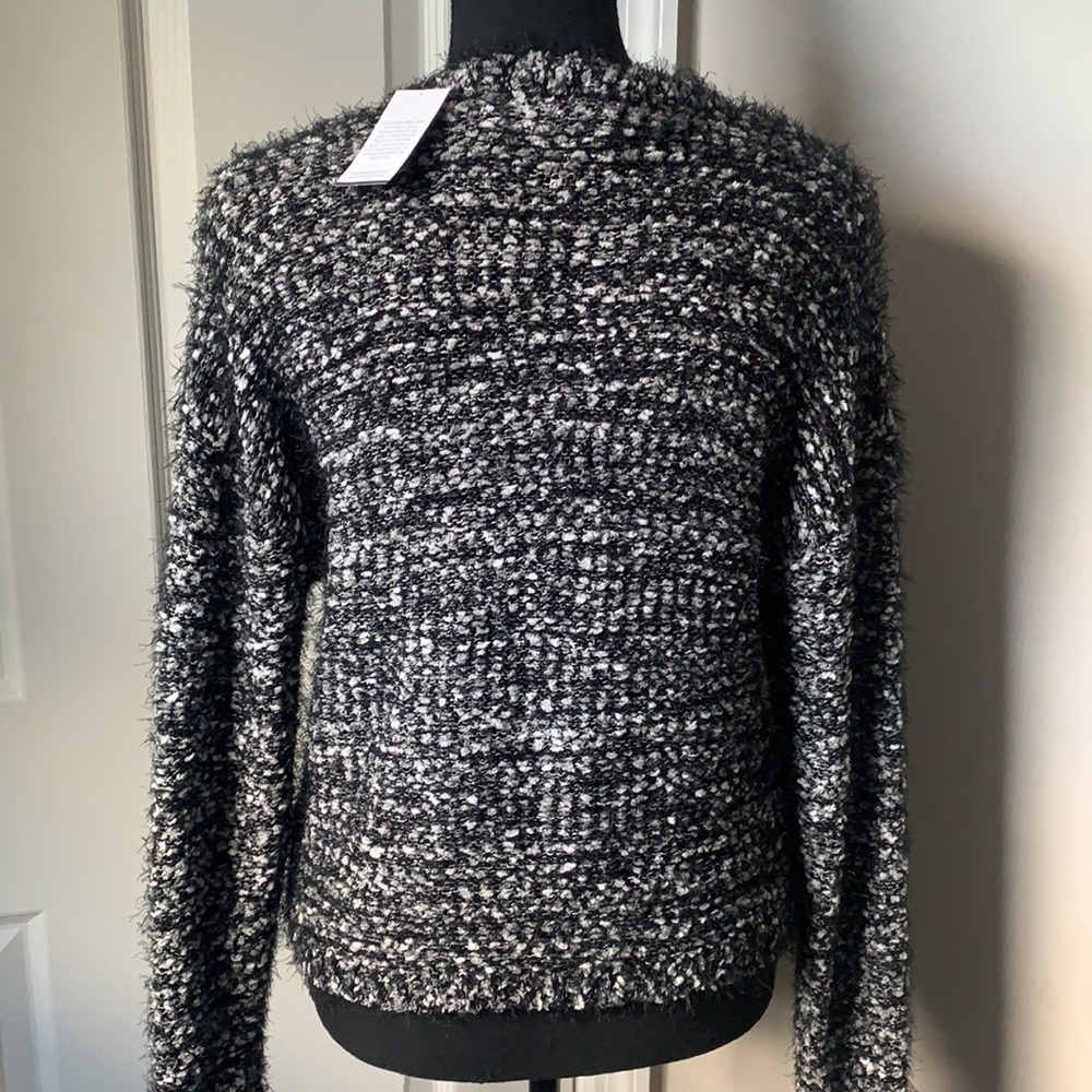 Derek Heart woman’s V neck sweater. Size medium - Picture 3 of 5